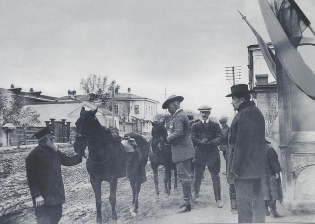 Нансен около особняка Гадалова перед верховой поездкой в горы, 26 сентября 1913 год