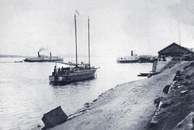 Двухмачтовое моторное судно - Омуль, на котором Ф. Нансен проплыл от устья Енисея до Енисейска на рейде у пристани Красноярска